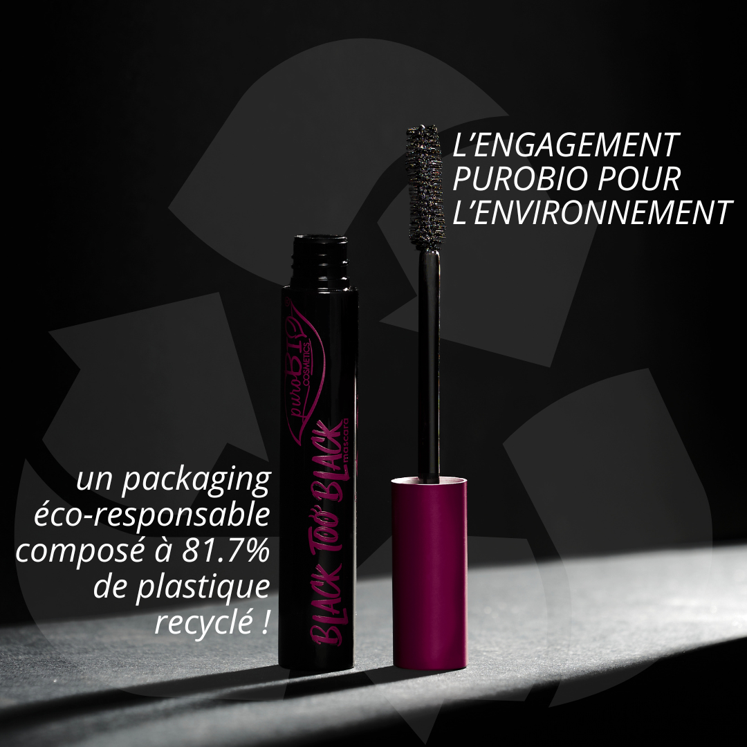 Mascara bio ouvert avec brosse applicatrice, mettant en avant un packaging éco-responsable composé à 81,7 % de plastique recyclé, sur fond sombre avec symbole de recyclage.